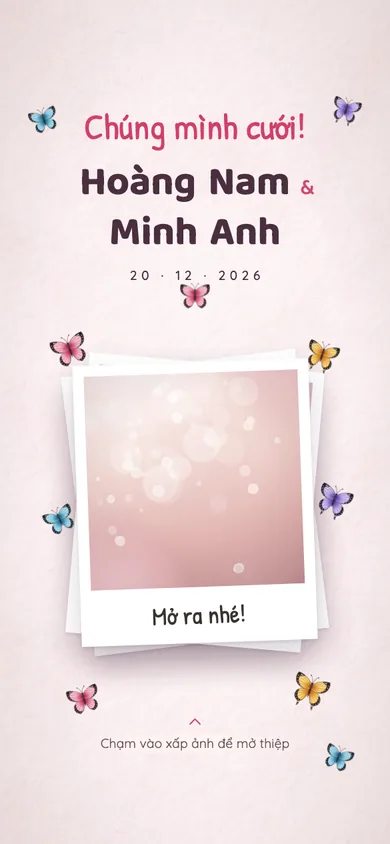 Bìa mẫu thiệp Bướm Xuân: bướm giấy đậu trên xấp ảnh, chạm là ảnh xoè và bướm bay