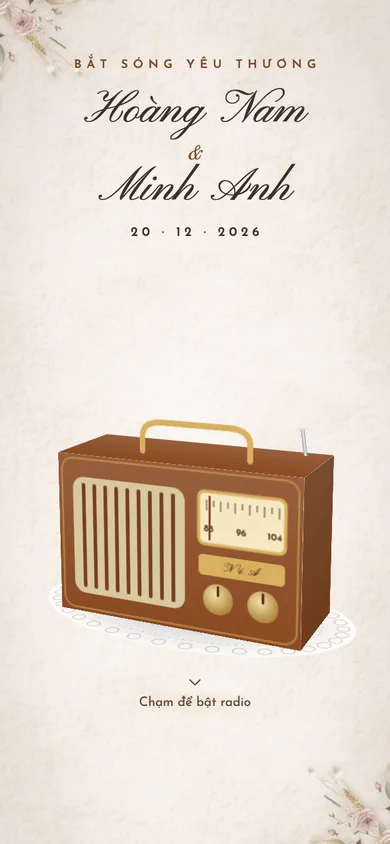 Bìa mẫu thiệp Radio Cũ: radio gỗ để bàn trên khăn ren, chạm là núm xoay, kim dò đài chạy, ăng-ten kéo lên, loa sáng ấm, sóng âm lan ra